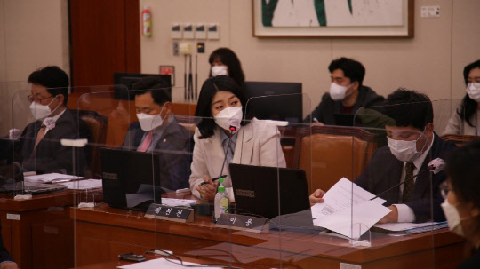 배현진 국민의힘 의원이 9일 황희 문화체육관광부 장관 후보자 인사청문회에서 황 후보자에게 질문을 하고 있다. 배현진 국민의힘 의원실 제공.